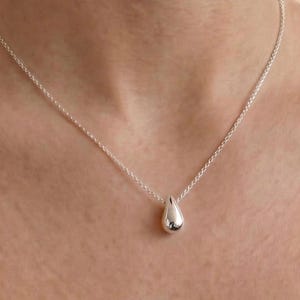 Minimalistische zilveren druppelvormige ketting • Delicate druppelvormige hanger voor vrouwen • Elegant sieraad voor elke dag • Choker • Cadeau voor haar