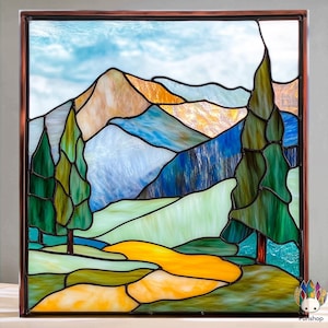 Pode incluir: Uma janela de vitral que representa uma paisagem montanhosa com um caminho amarelo sinuoso que atravessa a cena. As montanhas são uma mistura de azul, verde e marrom, com um céu azul brilhante acima. Duas árvores verdes se erguem de ambos os lados do caminho.