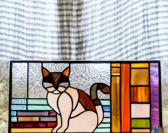Plantilla de vitral PUN691 con diseño de gato y estantería para decoración de ventanas o como regalo.