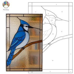 以下が含まれることがあります： 枝にとまる青いカケスを描いたステンドグラスパネル。鳥は青と白の羽、黒い嘴を持ち、テクスチャード加工の背景が特徴です。同じ鳥の線画も隣にあります。