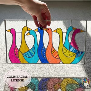Peut inclure: Un panneau en vitrail représentant sept oies colorées. Chaque oie arbore un design unique avec des couleurs vives comme le rose, le jaune, le bleu et l'orange. Le panneau est tenu à la main, mettant en valeur les détails et le savoir-faire. Le texte "COMMERCIAL LICENSE" est visible.