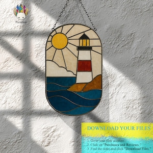 Puede incluir: Un diseño de vitral con un faro con rayas rojas y blancas, un sol y olas azules. El diseño está enmarcado en un marco de metal negro.