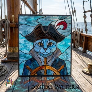 Op de afbeelding: Gebrandschilderd glaspaneel met een blauwe kat met een piratenhoed en jas, die een scheepsstuur vasthoudt. De achtergrond is een blauw-wit waterontwerp. De tekst "DIGITAL PATTERN" staat onderaan.
