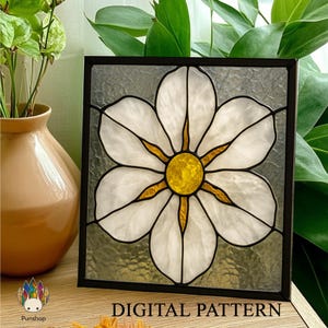 Op de afbeelding: Vierkant glas-in-lood paneel met een witte bloem met een gele kern en gouden accenten, tegen een getextureerde achtergrond. Het paneel is zwart omlijst en toont de tekst "DIGITAL PATTERN".