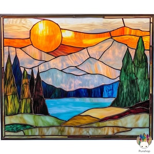 Può includere: Una finestra in vetro colorato che rappresenta un tramonto su una catena montuosa con un lago in primo piano. Il sole è di un arancione e un giallo brillante, e le montagne sono un mix di blu, verde e marrone. Il lago è di un blu brillante, e il primo piano è un mix di verde e marrone.