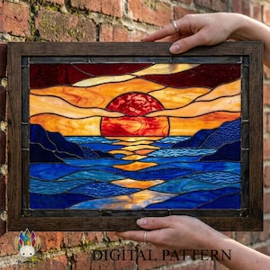 Puede incluir: Un panel rectangular de vidrieras en un marco de madera oscura que representa una puesta de sol sobre el océano. La escena presenta un gran sol rojo, nubes naranjas y amarillas, y olas azul oscuro. El texto DIGITAL PATTERN aparece en la parte inferior.