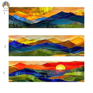 Puede incluir: Tres paneles de vidrieras que representan paisajes montañosos. Cada panel presenta colores vibrantes, incluyendo azules, verdes, naranjas y amarillos, con un tema de puesta o salida de sol. Los diseños están segmentados, creando un efecto de mosaico.