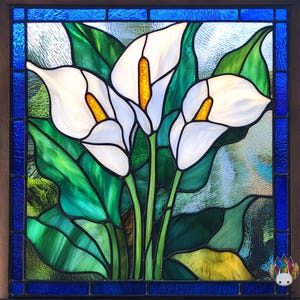 Peut inclure: Une fenêtre en vitrail représentant trois lys blancs avec des feuilles vertes. Les lys sont disposés en bouquet et l'arrière-plan est un motif de vitrail bleu et blanc.