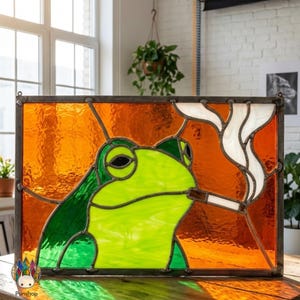 PUN977 面白いカエルのステンドグラスパネル喫煙デザイン、ユニークなウィンドウアートパターン 画像 3
