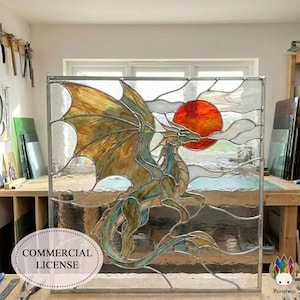 Könnte beinhalten: Glasfenster mit einem Drachen in Grün-, Blau- und Goldtönen, mit roter Sonne und weißen Wolken. Das Fenster ist mit Metall gerahmt. Der Text "COMMERCIAL LICENSE" ist sichtbar. Das Fenster misst ca. 60 cm x 60 cm.