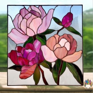 Peut inclure: Panneau en vitrail représentant des pivoines roses et rouges, avec des feuilles vertes. Les fleurs sont à différents stades de floraison, dont un bouton. Le verre a un aspect texturé et le panneau est encadré en noir. Dimensions approximatives : 25 cm x 25 cm.