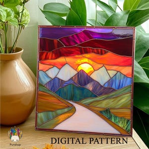 Pode incluir: Um design de vitral que representa um pôr do sol sobre uma cordilheira com uma estrada sinuosa que atravessa a paisagem. As cores são vibrantes e incluem tons de vermelho, laranja, amarelo, azul, verde e roxo.
