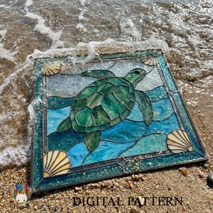 Könnte beinhalten: Glasfenster mit einer grünen Meeresschildkröte in blauem Wasser und Muscheln an den Ecken. Das Panel ist dunkelblau umrandet, mit den Worten "DIGITAL PATTERN" am unteren Rand.