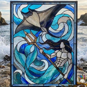 Peut inclure: Un panneau en vitrail rectangulaire représentant un triton tenant un trident, accompagné d'une raie manta nageant au-dessus. Le motif utilise diverses nuances de verre bleu, blanc et noir pour représenter des vagues tourbillonnantes.