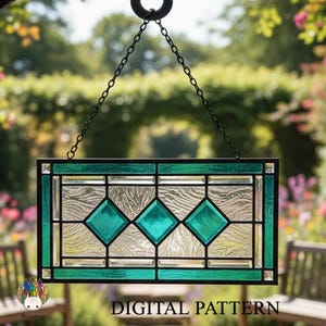 Peut inclure: Panneau rectangulaire en vitrail, suspendu par une chaîne. Il présente un cadre noir et du verre clair texturé avec trois losanges turquoise. Des bordures et des accents verts rehaussent le design. Les mots "DIGITAL PATTERN" sont visibles en bas.