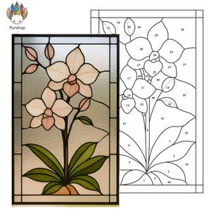 Puede incluir: Un panel de vidrieras con un diseño floral de orquídeas. Las orquídeas tienen pétalos blancos con centros rosas, hojas verdes y un tallo marrón. El panel está enmarcado en negro y tiene un fondo texturizado.