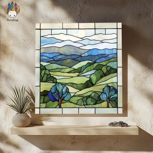 Peut inclure: Une fenêtre en vitrail représentant une scène de paysage avec des collines vallonnées, un ciel bleu et des arbres verts. La fenêtre est encadrée d'un cadre en bois foncé.