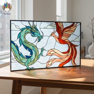 Puede incluir: Panel de vidrieras con un dragón y un fénix en un diseño simétrico. El dragón es verde y azul, mientras que el fénix es rojo y naranja. La obra de arte está enmarcada en negro y sobre un fondo azul claro.