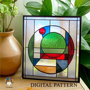 Pu&ograve; includere: Un design per una finestra in vetro colorato con un cerchio con forme geometriche in rosso, verde, blu e arancione. Il design &egrave; su uno sfondo bianco.