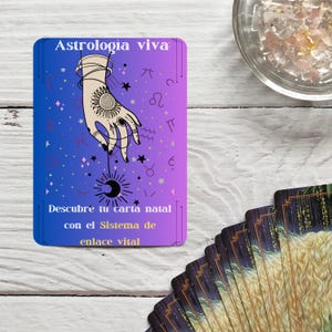 Könnte beinhalten: Eine Tarotkarte mit einem lila-blauen Farbverlauf zeigt eine Hand mit einem Sonnendesign. Die Karte trägt den Text "Astrologia viva" und "Descubre tu carta natal con el Sistema de enlace vital."