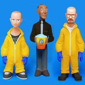 Puede incluir: Tres figuras estilizadas de personajes de una serie de televisión. Dos figuras visten trajes amarillos de materiales peligrosos con guantes azules. La tercera figura sostiene una taza con un diseño azul y naranja. Las tres figuras son calvas.