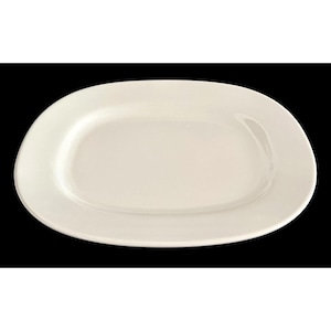 Puede incluir: Una fuente ovalada blanca. El plato de cerámica tiene un acabado liso y brillante y un borde ligeramente elevado. La fuente está diseñada para servir alimentos y es adecuada para diversas ocasiones.
