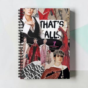 Könnte beinhalten: Spiralgebundenes Notizbuch mit einem Collage-Design mit Modeillustrationen und dem Text "THAT'S ALL" und "THE DEVIL WEARS PRADA". Das Cover enthält Bilder von Schauspielerinnen und Mode-bezogenen Bildern.