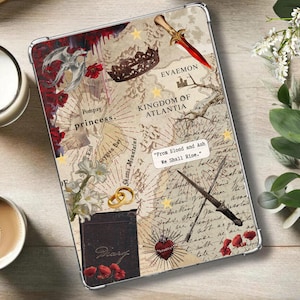 Könnte beinhalten: Eine dekorative Tablet-Hülle mit Kartenmuster, mit dem Text "Kingdom of Atlantia" und "From Blood and Ash We Shall Rise." Die Hülle enthält Illustrationen einer Krone, eines Dolches und eines Drachen mit floralen und herzförmigen Akzenten.