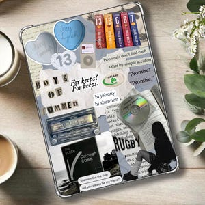 以下が含まれることがあります： 「Boys of Tommen」の文字、ステッカー、ヴィンテージカーラジオをあしらったコラージュデザインのクリアなスマホケース。ケースにはCD、本の背表紙、「For keeps?」の文字も含まれています。