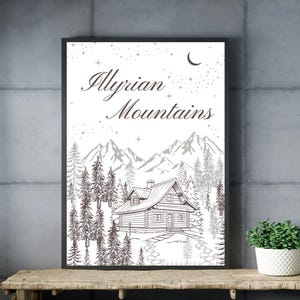 Puede incluir: Una ilustración en blanco y negro de una cabaña en el bosque con montañas en el fondo. El texto "Illyrian Mountains" está escrito sobre la cabaña.
