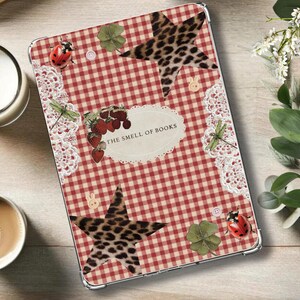 Gingham Kindle-inzetstuk voor duidelijke hoes, boekomslag, Cottagecore, rood leesgrage, boekenliefhebber Kindle, Paperwhite, Colorsoft, Basic, Printable