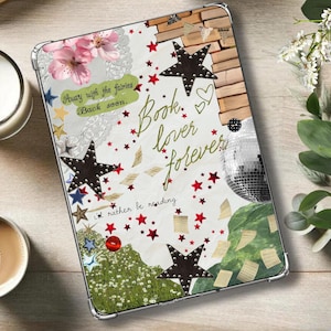 Puede incluir: Una funda para tableta con un diseño de collage que incluye flores de cerezo rosas, estrellas negras con tachuelas, una bola de discoteca y follaje verde. El texto dice "Away with the fairies Back soon.", "Book lover forever" y "i'd rather be reading".