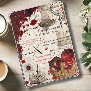 Könnte beinhalten: Eine transparente Tablet-Hülle mit einem Collage-Design mit roten Blumen, Text und Illustrationen. Der Text enthält Sätze wie "princess", "From Blood and Ash We Shall Rise" und "meyaah liessa". Das Design enthält auch eine Krone, einen Granatapfel und ein Schwert.