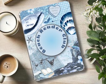 Könnte beinhalten: Eine blau-weiße Tablet-Hülle mit Strandmotiv. Die Hülle zeigt eine Muschel, einen Cowboyhut und den Text "Beach Reader Club". Weitere Details sind ein Seestern, eine Schildkröte und die Worte "Surf's Up, Cowboy."