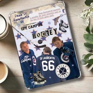 Könnte beinhalten: Eine Tablethülle mit einer Collage aus Briar University Off Campus Eishockey-Motiven, darunter Spieler in blauen Trikots, ein Eishockeyschläger, Schlittschuhe sowie der Text Dean Di Laurentis 66, Off Campus, Hockey und Briar Hockey Logos auf Sternenhintergrund.