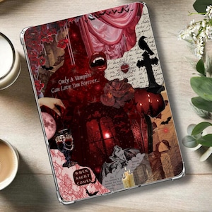Può includere: Una custodia per tablet con un design gotico rosso scuro e nero. La custodia presenta un collage di immagini tra cui un vampiro, pipistrelli, rose e il testo "Only A Vampire Can Love You Forever..." e "When Night Comes".