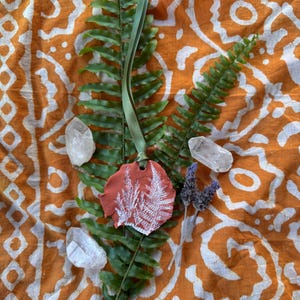 terracotta muurdecoratie op de bosbodem