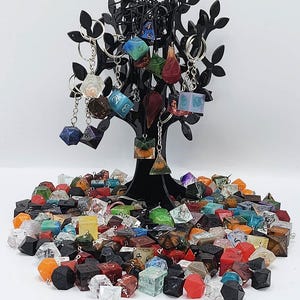 Akcesoria do kostek do gry Anti-Waste - breloki, zawieszki, amulety, naszyjniki wykonane z kości do gry z żywicy pochodzącej z recyklingu