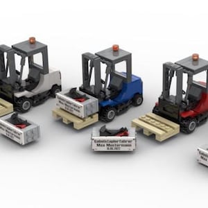 Könnte beinhalten: Sieben Miniatur-Gabelstapler in verschiedenen Farben, jeder mit einer kleinen Holzpalette, auf der eine Schachtel mit der Aufschrift "Gabelstapler Hubwagen Max. Gewichtsbelastung 1.5 t" steht.