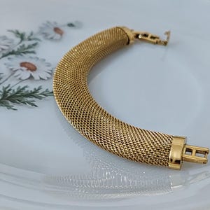 Bracciale in maglia d'oro, elegante design strutturato intrecciato, moderno gioiello statement per le donne