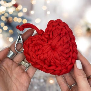 Handgemachter gehäkelter Herz-Schlüsselanhänger, Valentinstaggeschenk für sie, niedlicher Taschenanhänger, Liebesschlüsselhalter, Geschenk zum Jahrestag, romantisches Accessoire