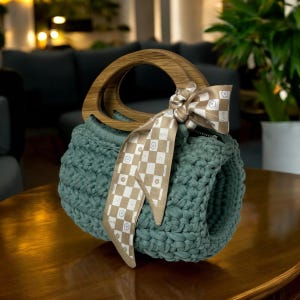 Gehäkelte Handtasche mit Holzgriffen, Elegante Tasche für den täglichen Gebrauch, Einzigartiges Geschenk für Frauen, Boho Einkaufstasche, Stilvolles Accessoire für jeden Anlass