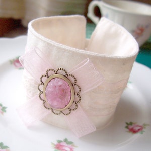 Bracelet manchette tissu camée rose : dentelle ruban bohème vintage