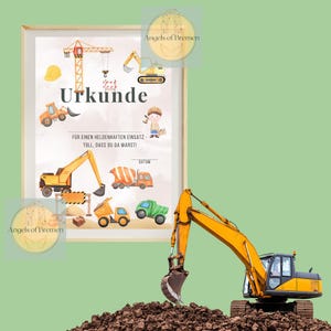 以下が含まれることがあります： 建設車両のイラストとドイツ語の「Urkunde」（証明書）という言葉が描かれた額入りのプリント。クレーン、掘削機、その他の建設機器のイラストが含まれており、「FÜR EINEN HELDENHAFTEN EINSATZ - TOLL, DASS DU DA WARST!」というテキストと「Angels of Bremen」のロゴが描かれています。