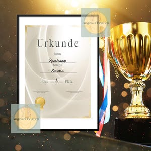 Puede incluir: Certificado enmarcado con detalles dorados, con la palabra alemana "Urkunde". El certificado es para "Sportcamp", menciona a "Sandra" y "1. Platz". Un trofeo dorado con cintas de colores a la derecha.