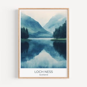 Loch Ness Reise Poster | Schottland Wand Kunst | Misty Lake robuste Landschaftsdekor | "Serene Travel Print & ""Scottish Nature Art"" für Zuhause."