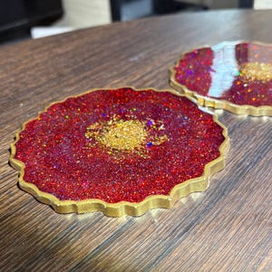 Funkelnde rote Geode Untersetzer- Kristallharz Untersetzer- Geode Untersetzer- Geode inspirierte Wohnkultur- Rot mit goldenen Akzenten ( 2 Stück)