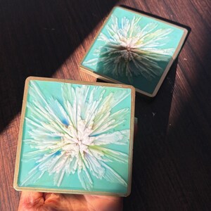 Mintgroene bloemen op vierkante onderzetters (2 stuks)- eigentijds decor- groene vierkante onderzetters- lentedecor- jadedecor- gouden accenten