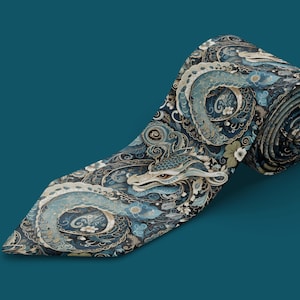 Peut inclure: Une cravate ornée d'un motif détaillé de dragons bleu clair et blancs entrelacés avec des nuages tourbillonnants et de petites touches florales sur un fond bleu marine foncé. Le tissu présente un design complexe et répétitif avec des écailles.
