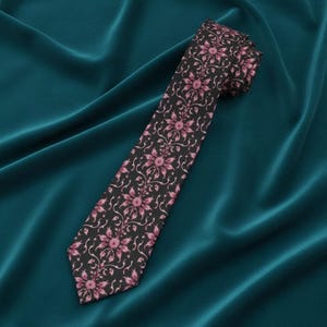 Slips i jugendstil med blommönster | Skimrande rosa på djuprymdsvart
